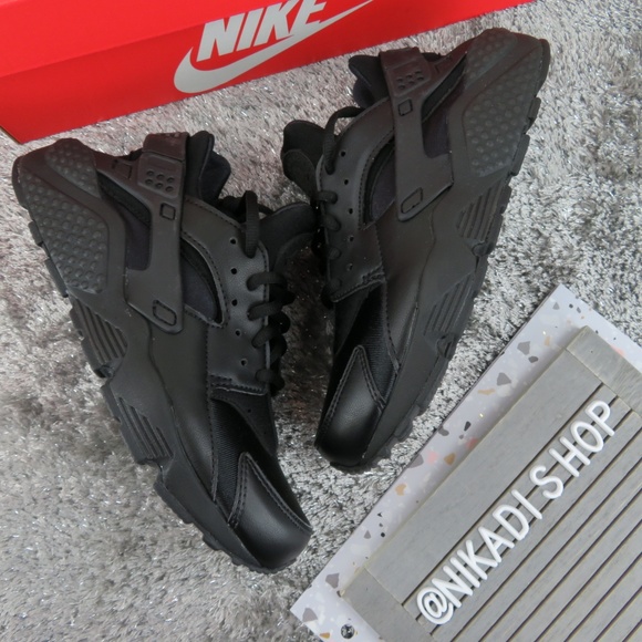 Nike Shoes - Nike Air Huarache Run Sneakers